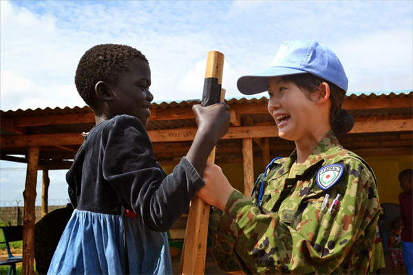 南スーダン　女性自衛官と子供